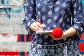 Les femmes sont sous-représentées dans les informations diffusées, mais sont aussi trop peu nombreuses dans les rédactions du pays. (Photo: Shutterstock)