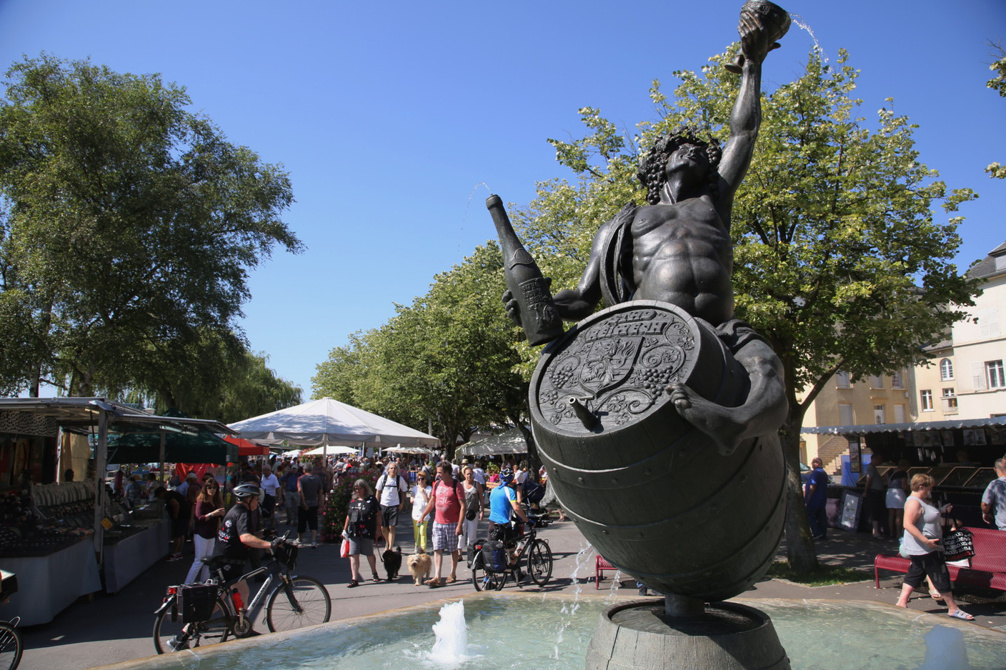 Bacchus, une sculpture de l’artiste luxembourgeois Wil Lofy, représente le dieu romain du vin. La statue se trouve sur l’Esplanade et est mise en valeur par une fontaine. (Fern Morbach/ Visit Remich)