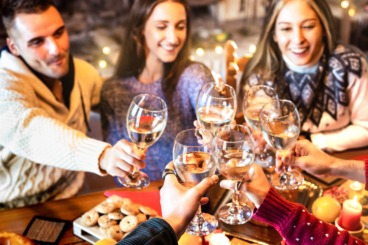 Ambiance conviviale garantie dans les chalets qui fleurent bon raclette et fondue. (Photo: Shutterstock)