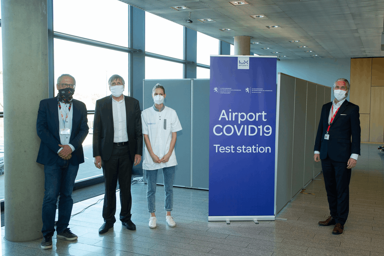 Le ministre de la Mobilité, François Bausch (2e à partir de la gauche), au stand de testing à l’aérogare de Luxembourg, en compagnie des représentants du laboratoire Ketterthill et du CEO de Lux-Airport, René Steinhaus (à droite) (Photo: SIP)