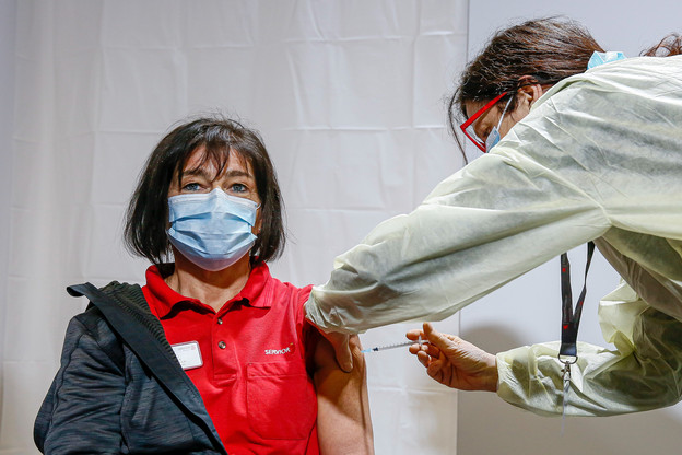 La vaccination en interne a démarré le mardi 12 janvier dans les hôpitaux. La plupart des créneaux sont déjà réservés dans plusieurs établissements. Mais par endroits, une part non négligeable d’employés ne s’est pas encore inscrite, ou a affirmé qu’elle préférait éviter de se faire vacciner. (Photo: SIP/Julien Warnand)