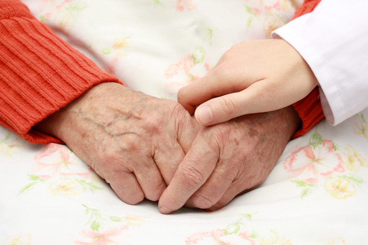 Les personnes qui résident aux Parcs du troisième âge ont souvent besoin de soins conséquents. (Photo: Shutterstock)