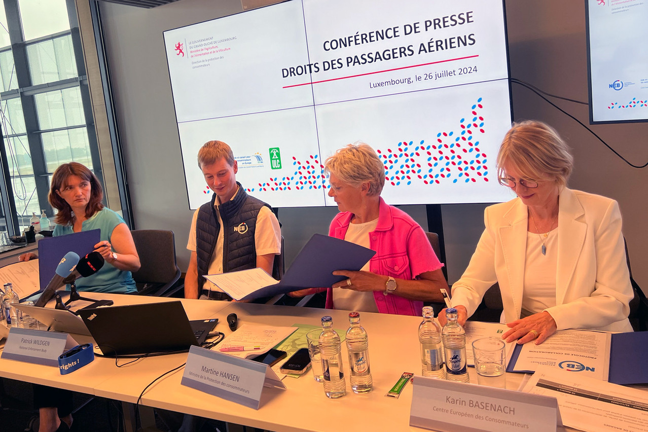 L to r: Aline Rosenbaum (Luxembourg Consumer Protection Association), Patrick Wildgen (National Enforcement Body), Martine Hansen (consumer protection minister, CSV) and Karin Basenach (European Consumer Centre Luxembourg) sign a cooperation agreement, 26 July 2024.  Photo: Maison Moderne