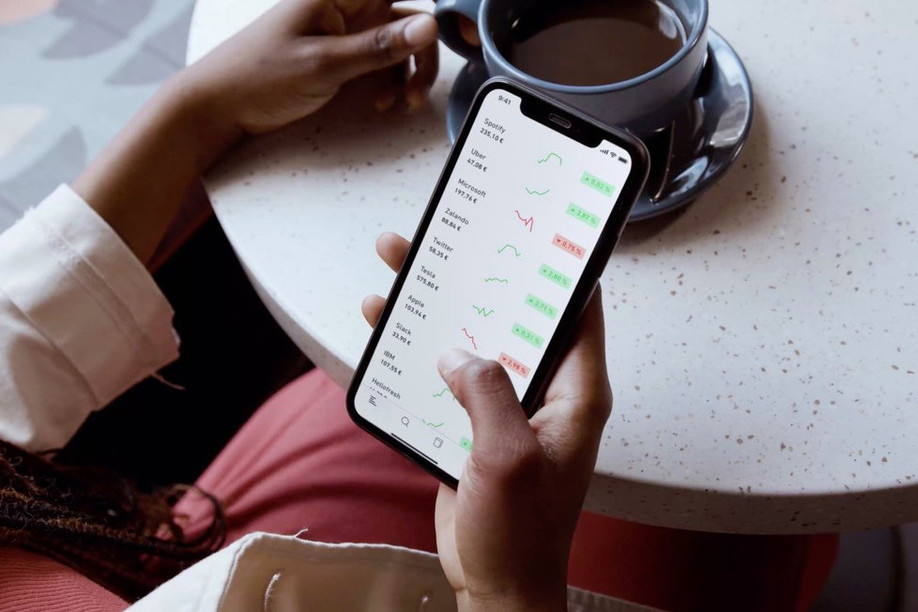 Trade Republic is an application that allows people to buy stocks and bonds without having to go through a traditional bank or pay fees to manage their savings portfolio. Photo: Shutterstock