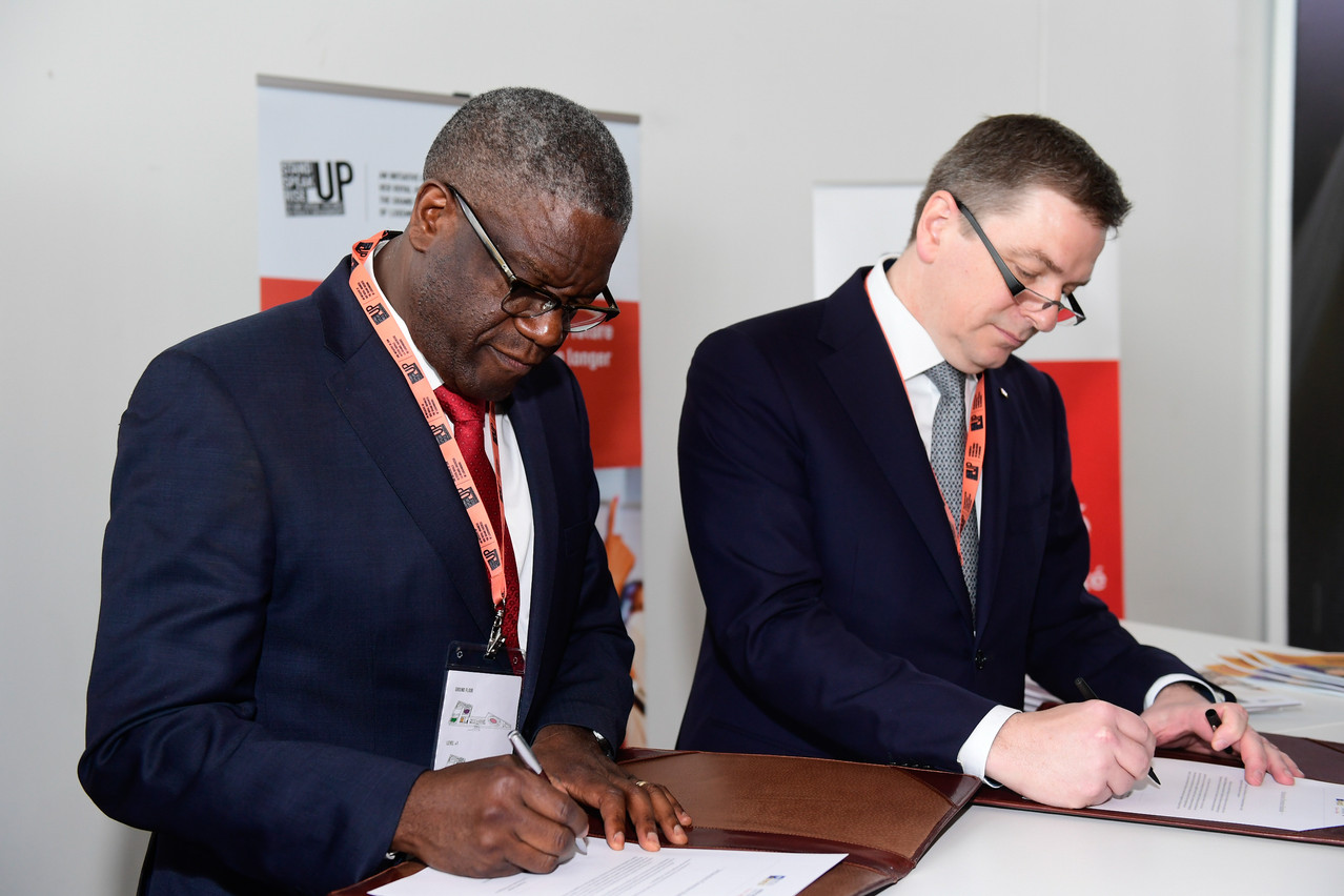 Denis Mukwege a également signé une déclaration d’intention avec la Croix-Rouge luxembourgeoise (ici Marc Crochet, directeur général adjoint) (Photo: Jeff Bauche / Cour grand-ducale)