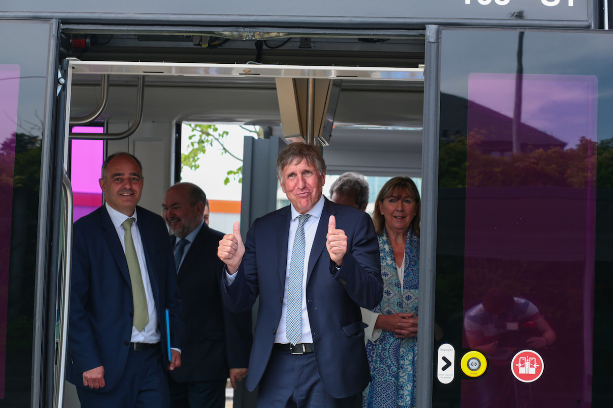 Thumbs up for the tram: François Bausch, watched by Luxembourg City mayor Lydie Polfer and city alderman in charge of transport Patrick Goldschmidt in 2018. Matic Zorman
