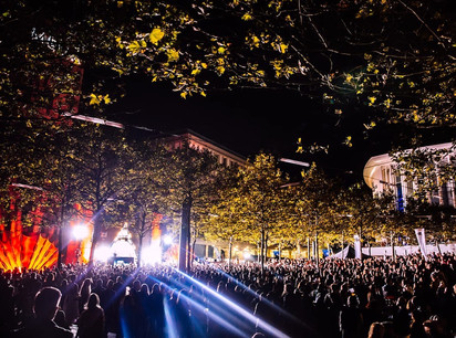 Plusieurs milliers de festivaliers sont allés électriser le premier festival LOA. (Photo: Colorful Penguin)