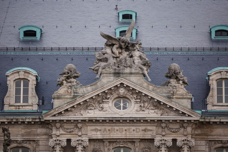 La sculpture au-dessus de l’entrée voit Victoria couronner Mercure, le dieu du gain financier et du commerce. (Photo: Maison Moderne/archives)