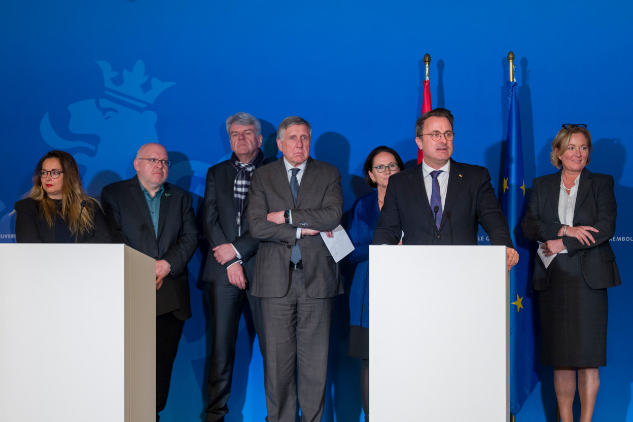 Xavier Bettel, surrounded by Nora Back (OGBL), Patrick Dury (LCGB), Romain Wolff (CGFP), François Bausch (Deputy Prime Minister), Yuriko Backes (Minister of Finance) and Paulette Lenert (Deputy Prime Minister) during a press conference organised at the end of this Friday's negotiations. (Photo: SIP/Jean-Christophe Verhaegen)