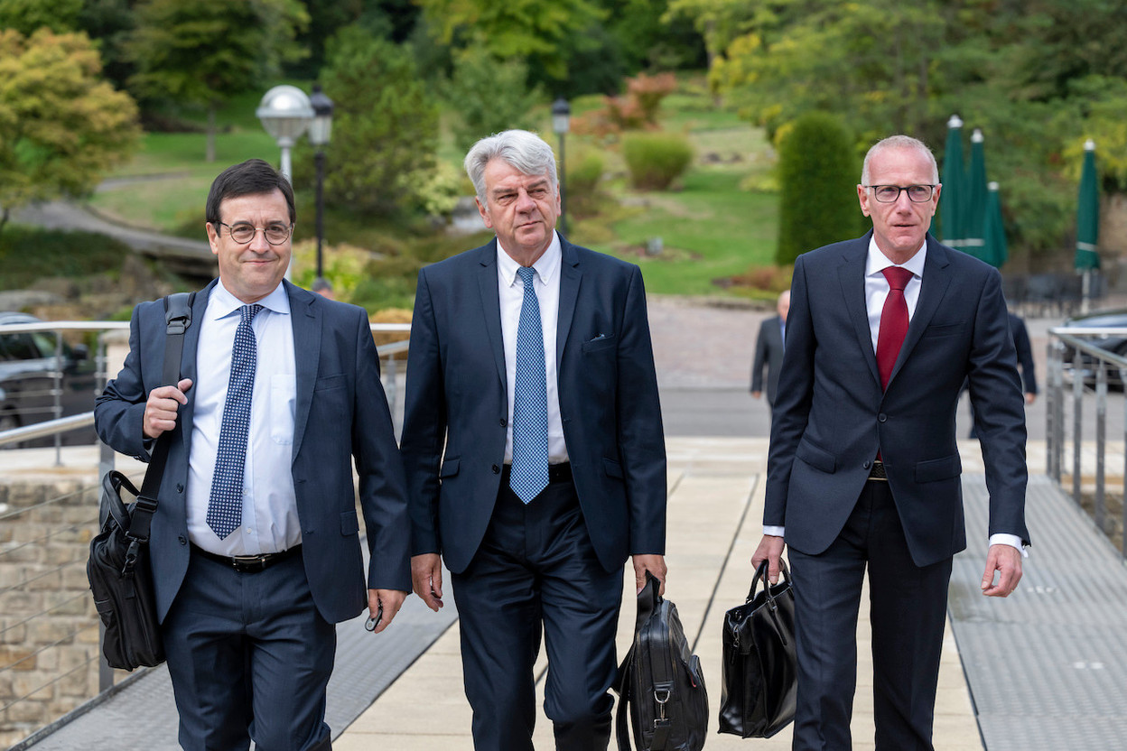 CGFP president Romain Wolff, centre, flanked by general secretary Steve Heiliger (left) and vice-president Claude Heiser at the tripartite meeting on 20 September. The civil service union on Tuesday unanimously approved the deal.  SIP/Jean-Christophe Verhaegen