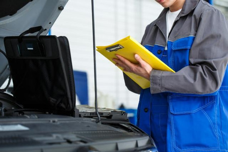 Les fédérations de l’automobile dénoncent le maintien de certains contrôles techniques, mettant en danger le personnel des centres comme les clients. (Photo: Shutterstock)