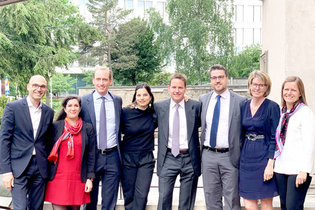 Elvinger Hoss Prussen a promu une série de counsels et de partners dont, de gauche à droite, Gary Cywie, Anna Hermelinski-Ayache, Frédéric Clasen, Ana Bramao, Yves Elvinger, Benjamin Rossignon, Claire De Boeck et Katrien Veranneman. (Photo : Elvinger Hoss Prussen)