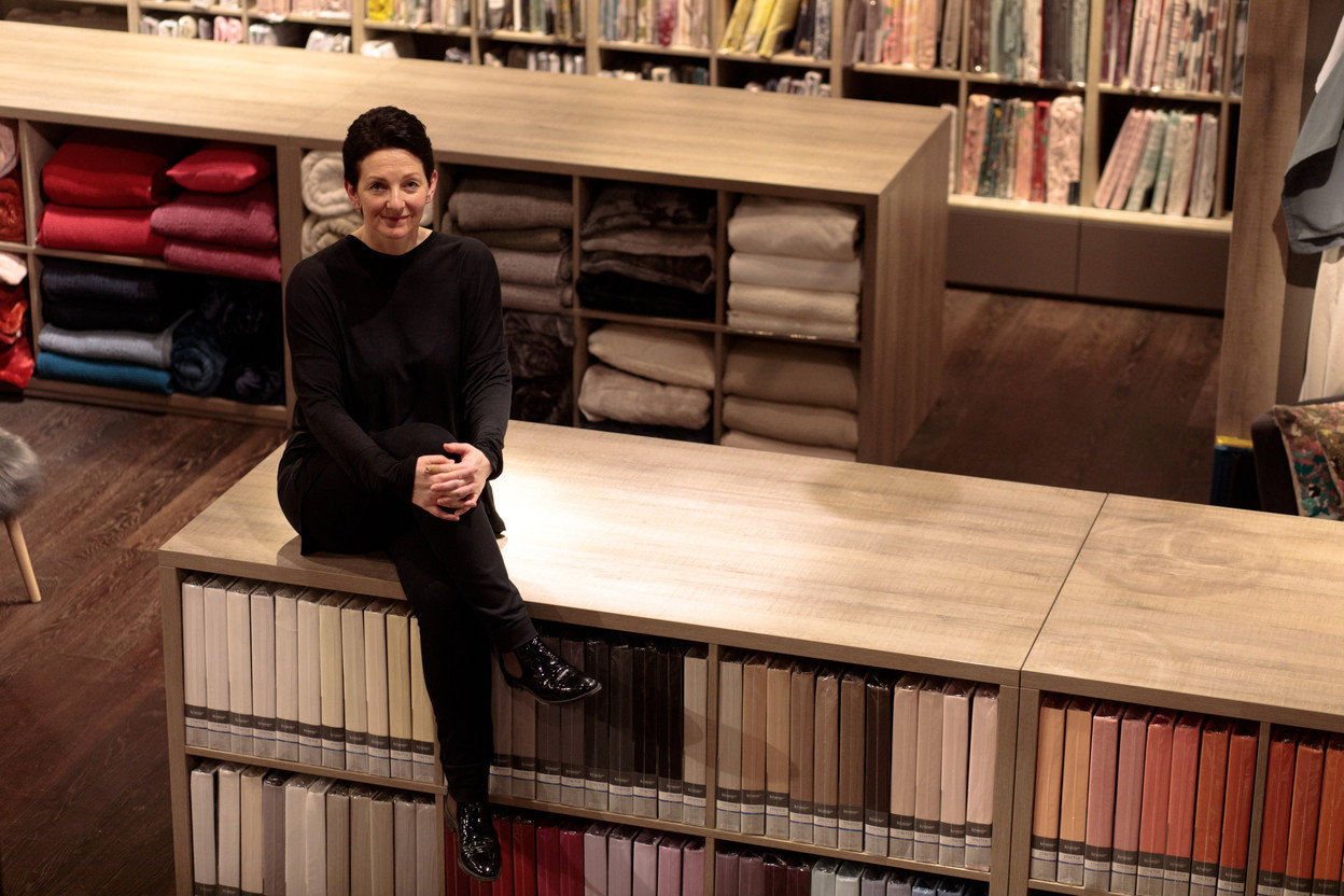 Nathalie Aach a rejoint l’enseigne Tapis Hertz il y a 30 ans. Début septembre, l’entreprise familiale créée en 1946 mettra la clé sous la porte à la Belle Étoile.  (Photo: Matic Zorman/Maison Moderne/archives)