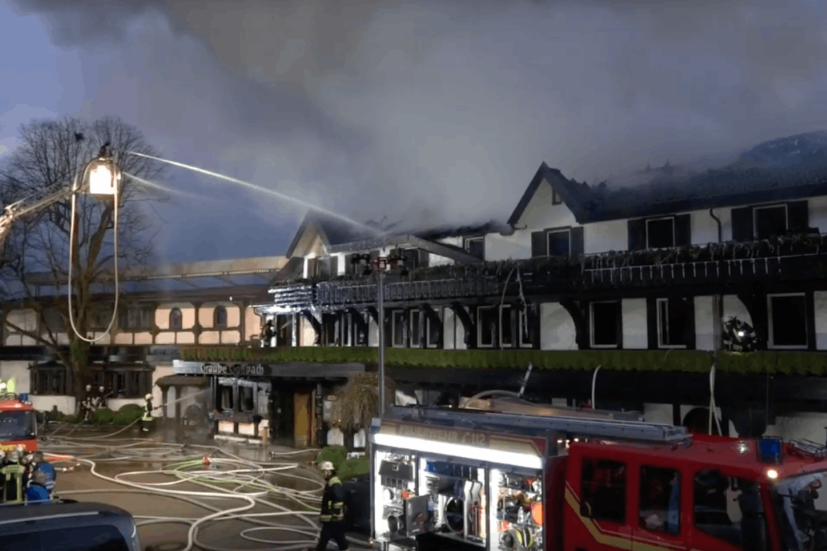 L’hôtel Traube Tonbach et son restaurant Schwarzwaldstube ont été détruits par les flammes ce week-end (Photo:  Schwarzwälder Bote  / Capture d’écran)