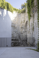 La cour donne directement sur les murs de l’ancienne forteresse. ((Photo: Ville de Luxembourg / Bohumil Kostohryz))