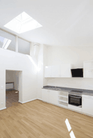 Des fenêtres intérieures font circuler la lumière dans l’appartement. ((Photo: Ville de Luxembourg / Bohumil Kostohryz) )