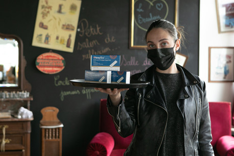 Sans un test PCR réalisé moins de 72h avant ou un test rapide réalisé en pharmacie moins de 24h avant d’aller au restaurant, il faudra utiliser un autotest antigénique. (Photo: Matic Zorman/Maison Moderne)