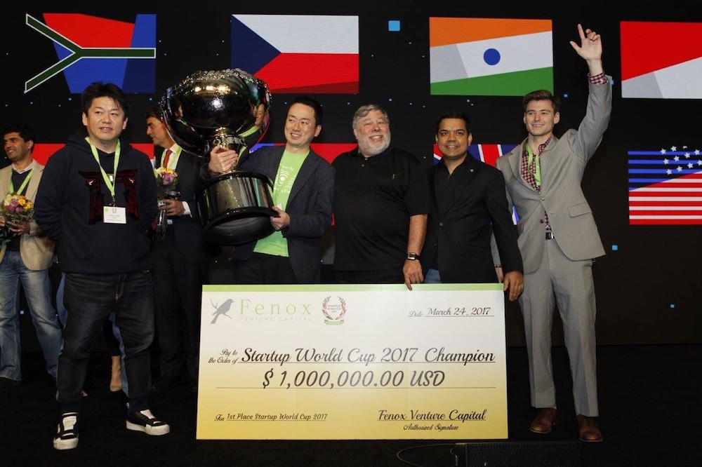 Les Japonais d’Unifa, premiers vainqueurs de la Coupe du monde des start-up, ici avec le cofondateur d’Apple, Steve Wozniak. (Photo: SWC)