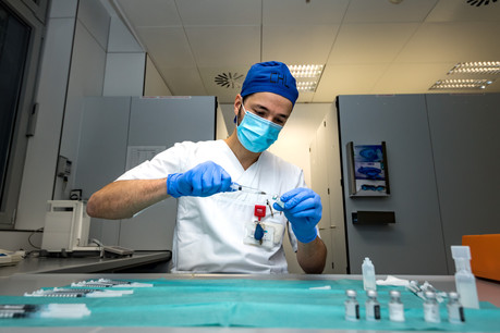 Le gouvernement invite les personnes âgées et dialysées à se faire injecter une dose supplémentaire de vaccin. (Photo: Nader Ghavami/Maison Moderne)