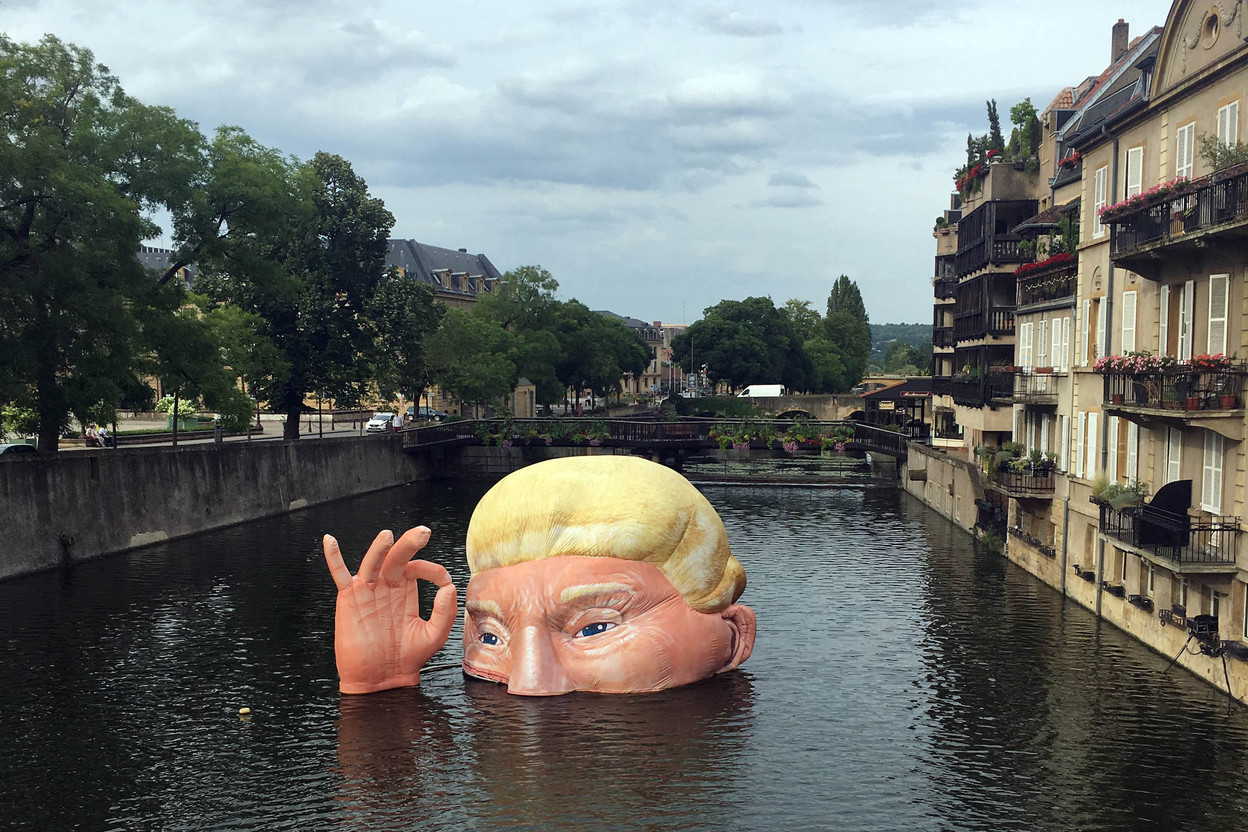 «Everything is fine», l’œuvre de l’artiste Jacques Rival représentant Donald Trump immergé dans la Moselle, est l’une des attractions phares de cette troisième édition du festival Constellations à Metz. (Photo: Paperjam)