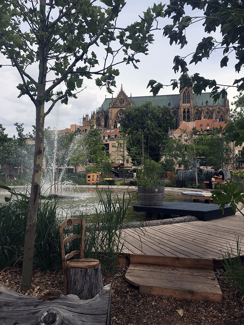 Arrêt place de la Comédie au jardin éphémère, qui propose, cette année, de partir à la reconquête de la nature. (Photo: Paperjam)