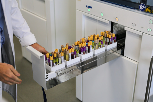 Près de la moitié des nouvelles infections observées jeudi relèvent du contact tracing. (Photo: Romain Gamba/Maison Moderne)