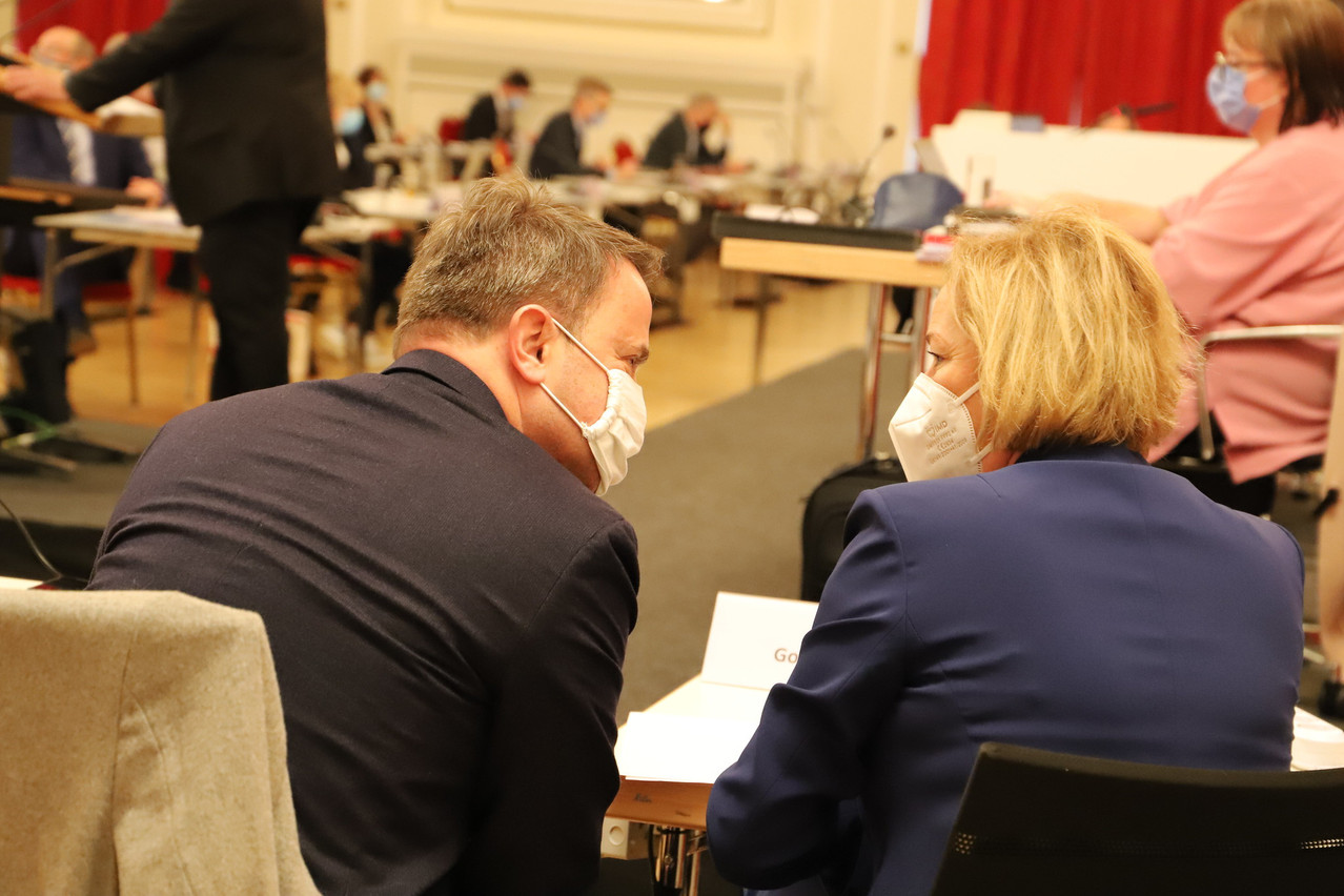 Le Premier ministre Xavier Bettel (DP) et la ministre de la Santé Paulette Lenert (LSAP) ont assisté au vote des prolongations des restrictions sanitaires ce vendredi après-midi. (Photo: Chambre des Députés)