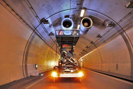 L’opération de maintenance «préventive et curative» des équipements de sécurité inclut aussi le contrôle du fonctionnement et de l’interaction des différents équipements ainsi que le nettoyage des parois des tunnels. (Photo: Administration des ponts et chaussées)