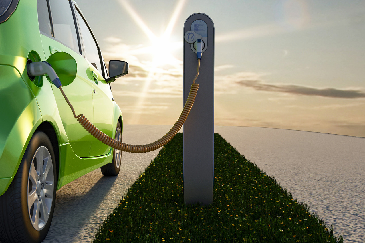 La voiture électrique est-elle vraiment verte? Non, a répondu en substance l’expert d’Attac Winfried Wolf, appelant à limiter à 10% les trajets en voiture pour limiter les dommages à l’environnement. (Photo: Shutterstock)