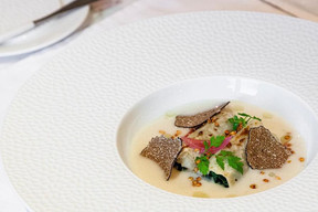 D’excellents produits de saison, des dressages qui mettent l’eau à la bouche en un instant, des cuissons et des assaisonnements exacts: les compliments ne manquent pas pour qualifier la cuisine du jeune chef Baptiste Heugens au Two6Two. (Two6Two)