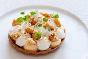 D’excellents produits de saison, des dressages qui mettent l’eau à la bouche en un instant, des cuissons et des assaisonnements exacts: les compliments ne manquent pas pour qualifier la cuisine du jeune chef Baptiste Heugens au Two6Two. (Two6Two)