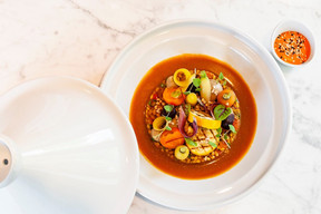 D’excellents produits de saison, des dressages qui mettent l’eau à la bouche en un instant, des cuissons et des assaisonnements exacts: les compliments ne manquent pas pour qualifier la cuisine du jeune chef Baptiste Heugens au Two6Two. (Two6Two)