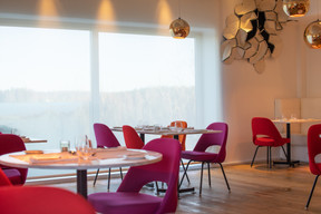 La salle de réception du Two6Two combine habilement espace, lumière, couleurs vives et design contemporain. ( Maison Moderne)