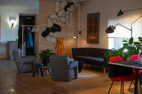 La salle de réception du Two6Two combine habilement espace, lumière, couleurs vives et design contemporain. (Maison Moderne)