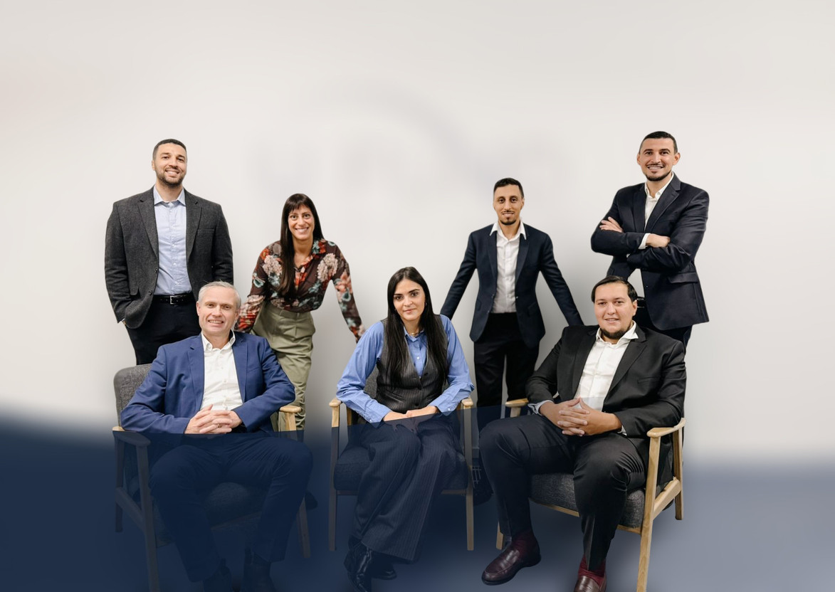 Le dirigeant de l’équipe, Youssef Oussine (troisième debout depuis la gauche), accompagné des membres de U Fund Services. (Photo: U Fund Services)