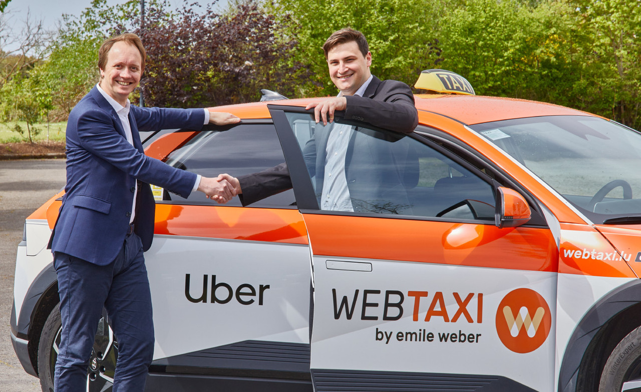 The head of Uber Belgium Laurent Slits and Émile Weber Jr have sealed a partnership that will enable the giant to set foot in Luxembourg, announced on 3 May 2024.  Photo: Webtaxi by Emile Weber