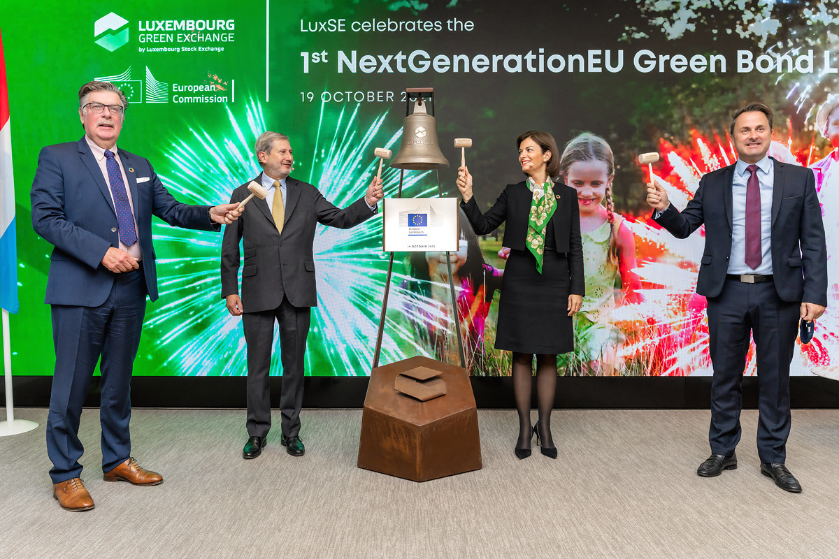 L’entrée en bourse du fonds européen durable NextGenerationEU a été célébrée au cours d’une cérémonie «Ring the Bell», au Luxembourg Stock Exchange, par Johannes Hahn, Julie Becker et Xavier Bettel. (Photo: Luxembourg Stock Exchange)