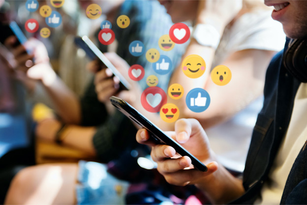 Haine en ligne, manipulation, tromperies commerciales: le Parlement européen a adopté un projet de directive qui doit redonner le sourire aux réseaux sociaux. (Photo: Shutterstock)