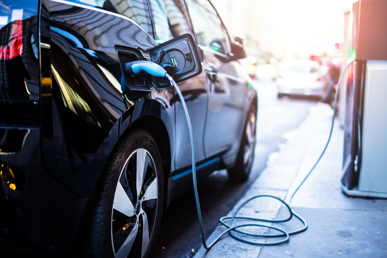 La Commission veut imposer les bornes de rechargement électriques tous les 60 km sur les grands axes routiers. (Photo: Shutterstock)