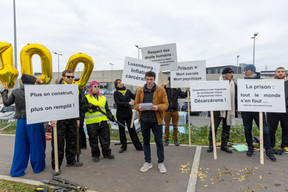 Some demonstrators protested in front of the prison centre during the inauguration, 30 November 2022. Photo: Romain Gamba/Maison Moderne