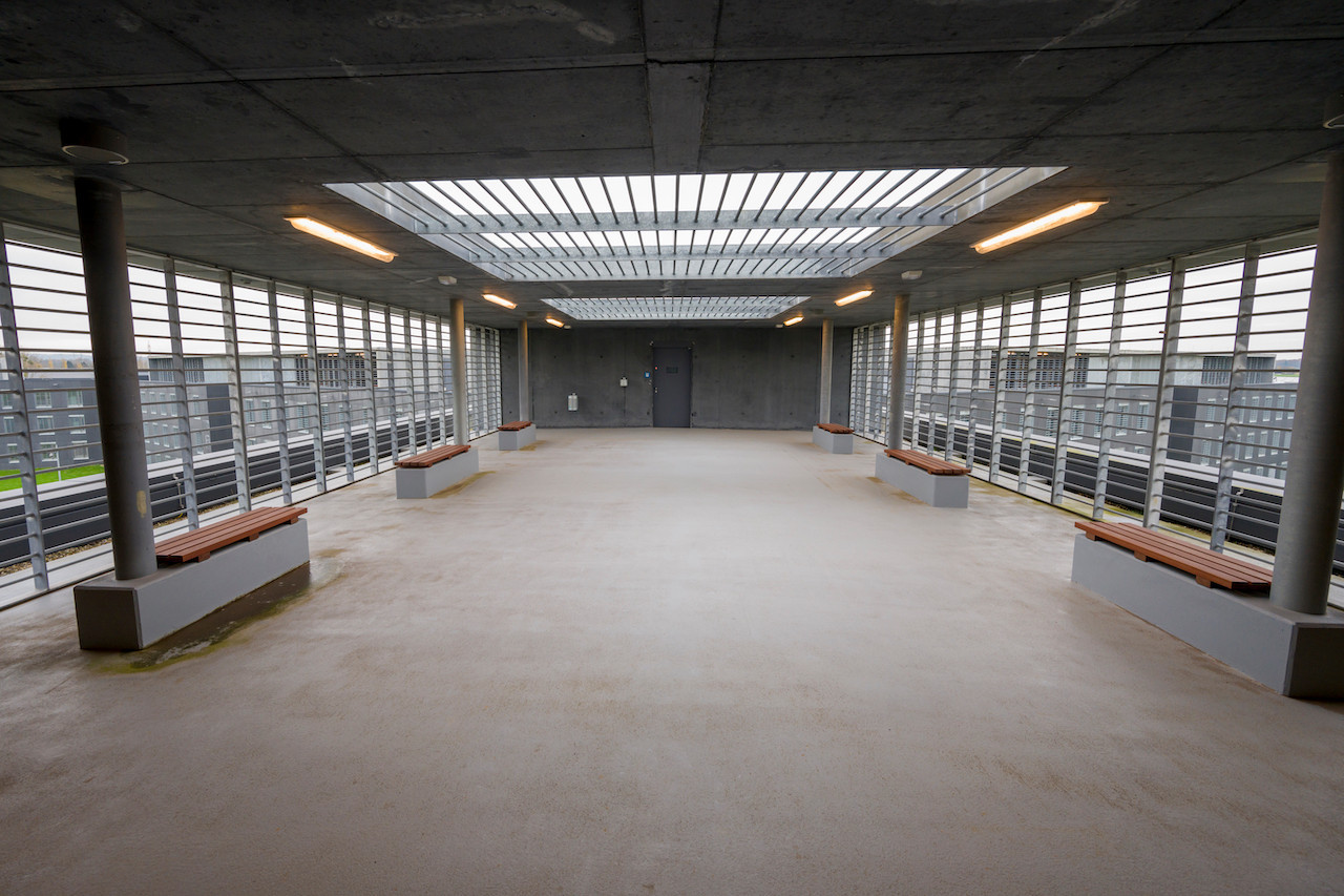 Remand prisoners can move around freely in this courtyard on the roof of the accommodation units. Photo: SIP/Jean-Christophe Verhaegen