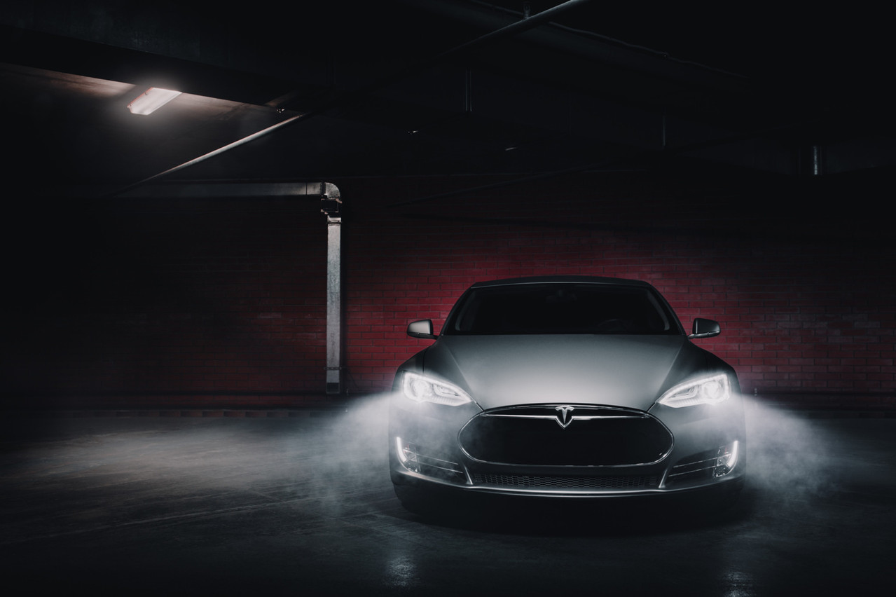 Des Tesla Model S sont désormais proposées à la location dans des aéroports d’une douzaine de villes européennes. (Photo: Shutterstock)