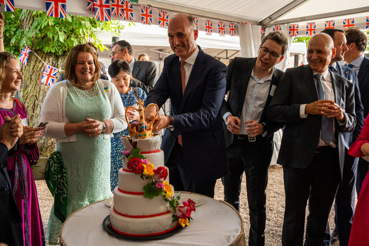 Docherty cut a cake in honour of King Charles III together with UK ambassador to Luxembourg Fleur Thomas (to his right). Photo: Shine