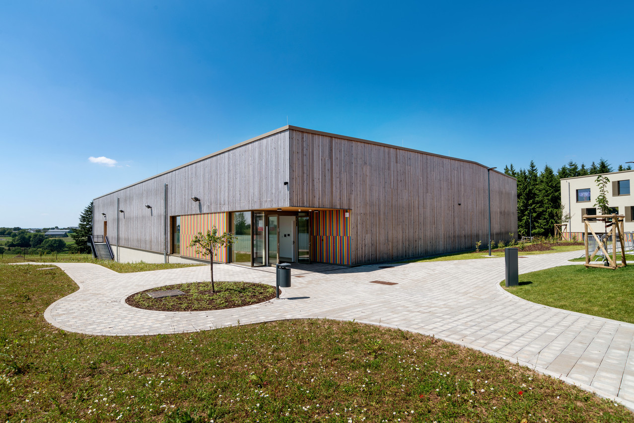 Different entrances follow the natural topography at the Um Ale Bësch school campus in Eschdorf. Photo: Christof Weber, Mathilde Magne