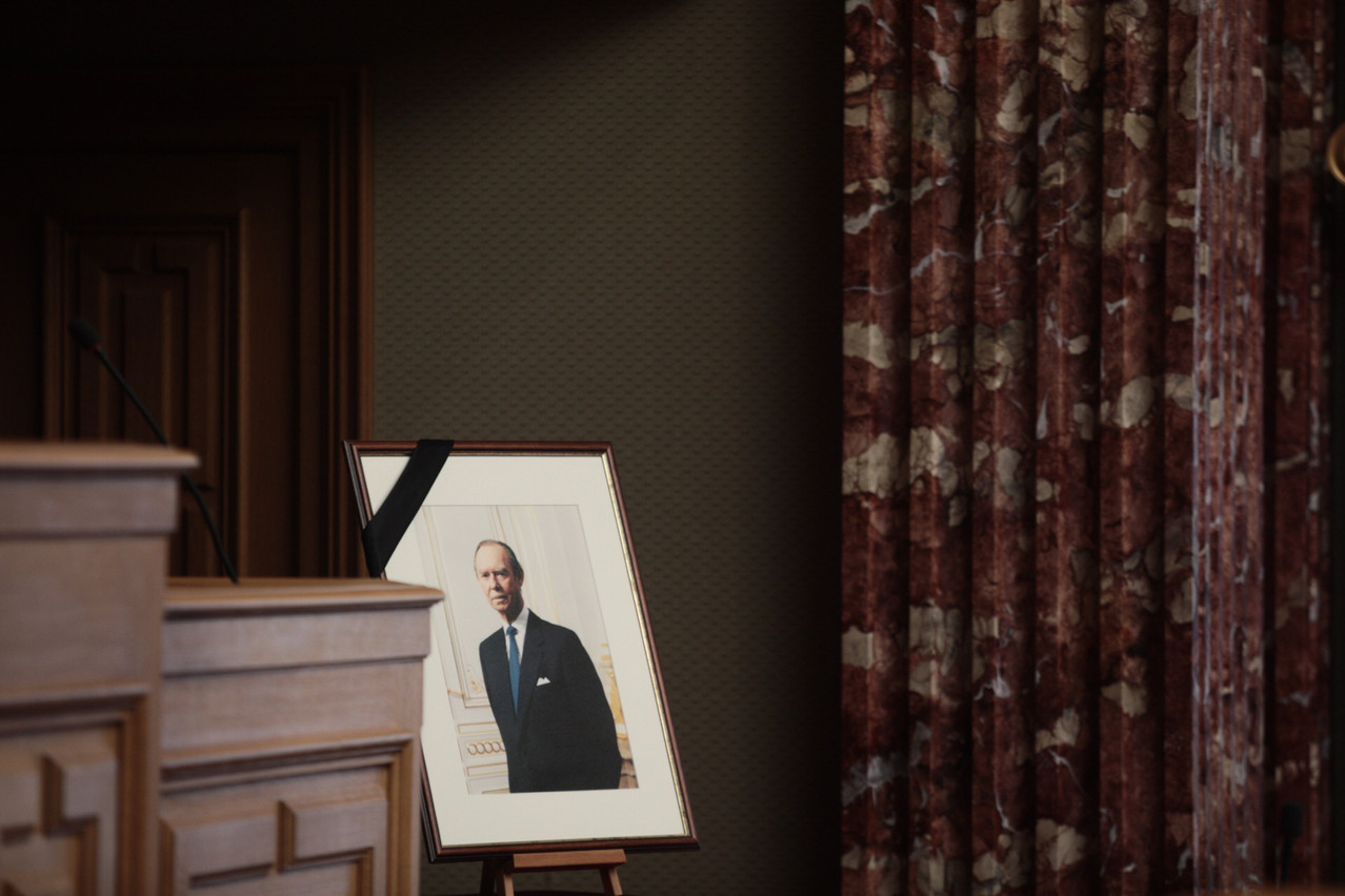 Un portrait du Grand-Duc a été placé dans la Chambre des députés, orné d’un ruban noir en signe de deuil. (Photo: Matic Zorman)