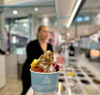 Fruits frais, toppings et autres sauces sont au choix pour agrémenter les yogourts glacés. (Photo: DR)