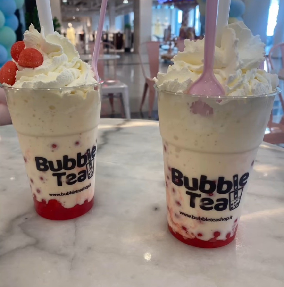 Le bubble tea maison, agrémenté de sirops et petites boules de fruits qui éclatent en bouche. La chantilly est bien entendu faite maison. (Photo: DR)