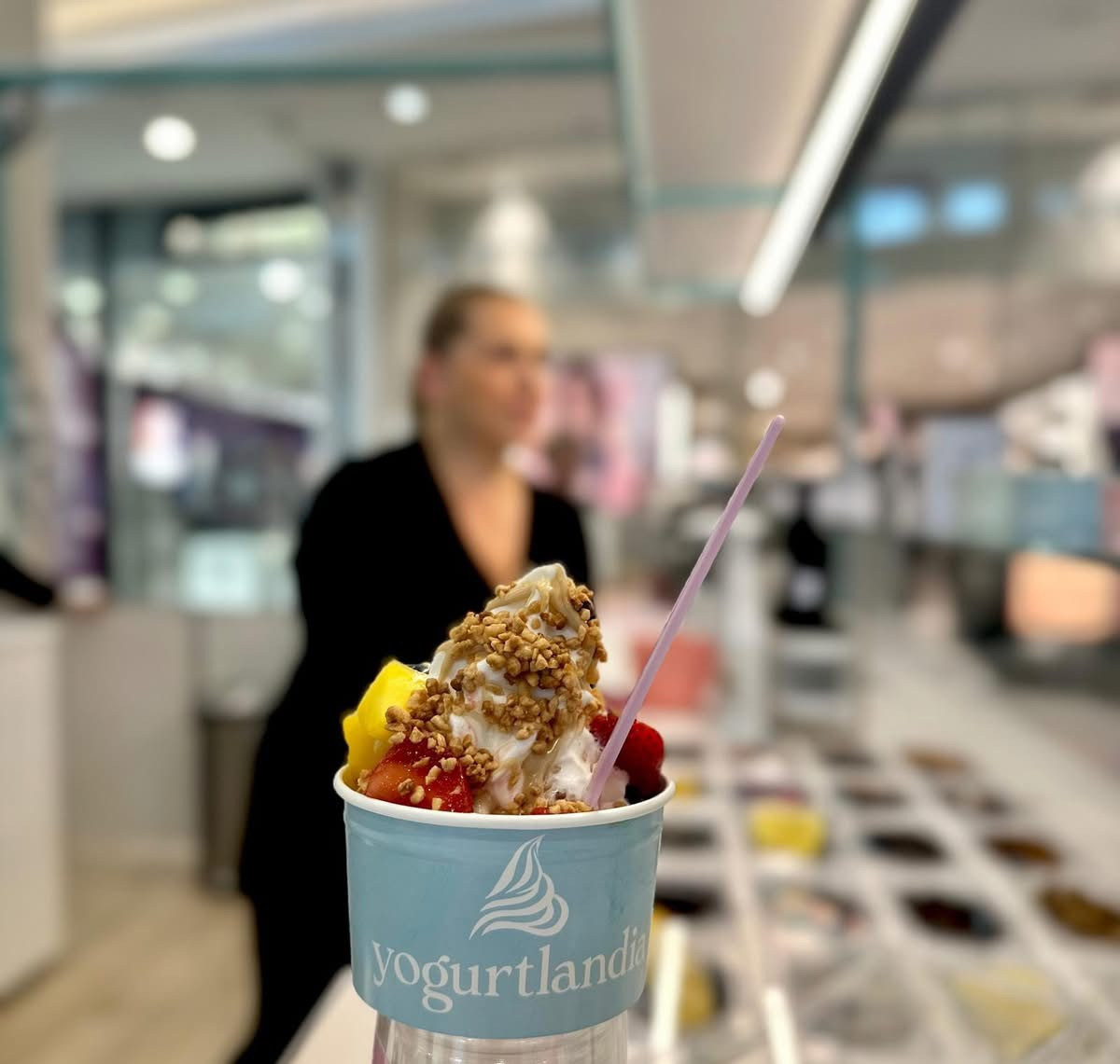 Fruits frais, toppings et autres sauces sont au choix pour agrémenter les yogourts glacés. (Photo: DR)