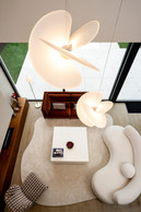 Le salon, le cœur de la maison, dispose d’une double hauteur et de grandes baies vitrées ce qui ouvre à la fois l’espace verticalement et horizontalement pour une sensation de bien-être amplifiée. (Photo: Nader Ghavami)