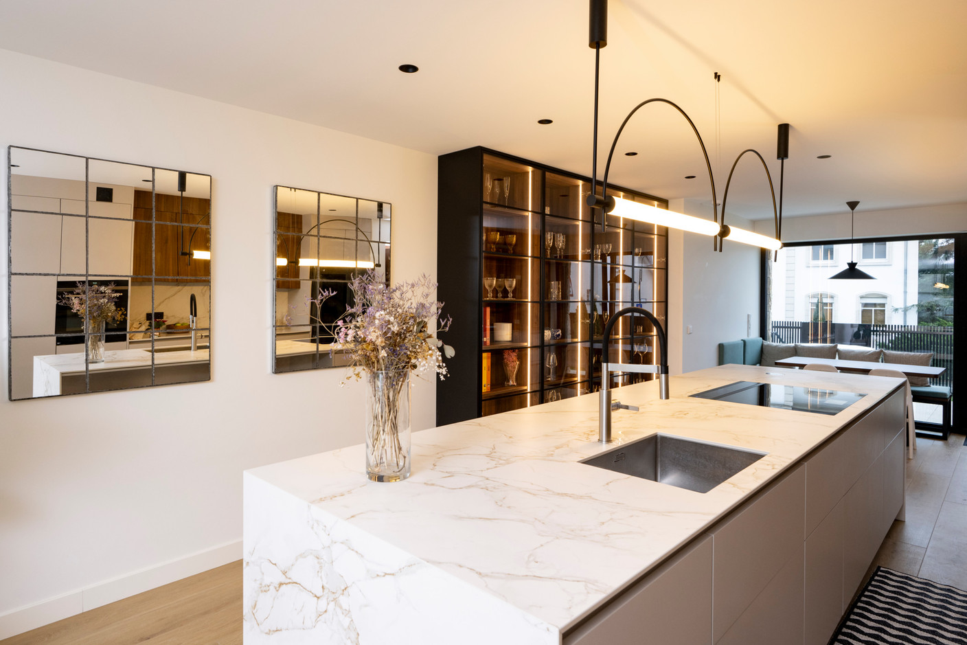Pour la cuisine, la famille tenait beaucoup à avoir un îlot pour qu’elle et ses amis puissent s’y retrouver de manière conviviale et décontractée. La table du fond sert pour les repas quotidiens. (Photo: Nader Ghavami)